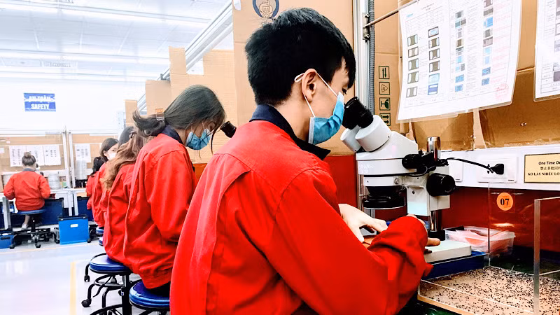 Công nhân làm việc tại doanh nghiệp FDI trong Khu công nghiệp Vsip Hải Phòng.