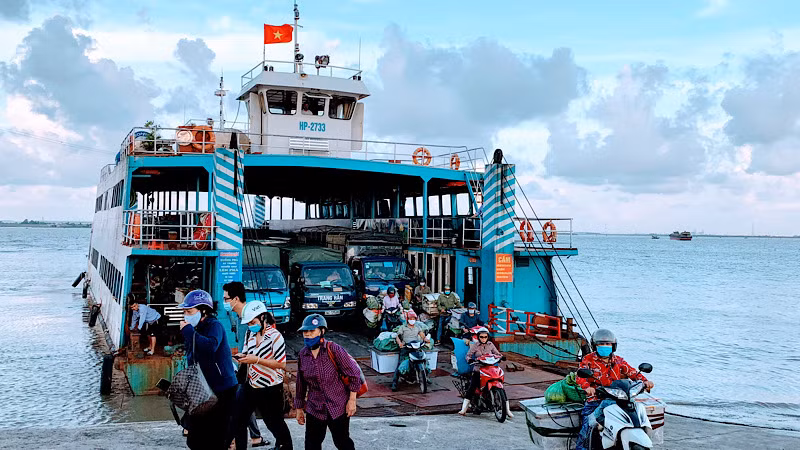 Phà biển ra đảo Cát Bà và ngược lại thường xuyên đông đúc trong mùa hè.