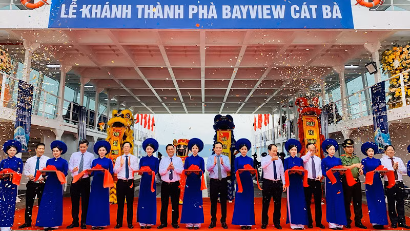 Đồng chí Trần Lưu Quang, Ủy viên Trung ương Đảng, Trưởng Ban Kinh tế Trung ương, cùng lãnh đạo thành phố Hải Phòng cắt băng khánh thành, đưa tuyến phà biển vào hoạt động.