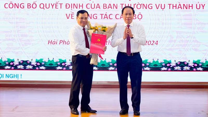 Bí thư Thành ủy Hải Phòng trao Quyết định, tặng hoa tân Bí thư Huyện ủy Thủy Nguyên