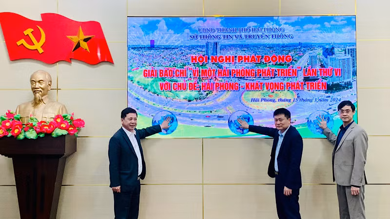 Lãnh đạo Ban Tuyên giáo Thành ủy, Sở Thông tin-Truyền thông và Hội Nhà báo Hải Phòng nhấn nút phát động Giải Báo chí "Vì một Hải Phòng phát triển" lần thứ 6.
