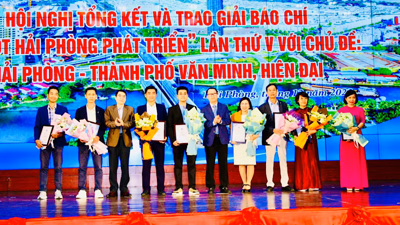 Trao Giải Báo chí "Vì một Hải Phòng phát triển" lần thứ 5.