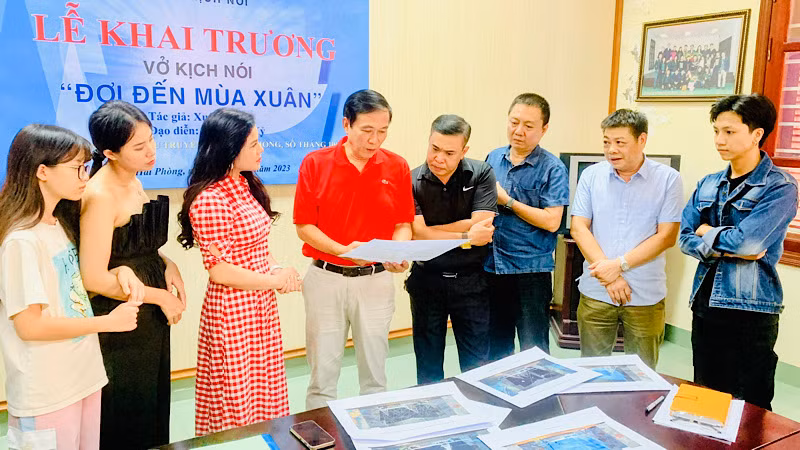 Lãnh đạo Sở Văn hóa và Thể thao Hải Phòng trao đổi với ê kíp sáng tạo nghệ thuật của vở diễn "Đợi đến mùa xuân".