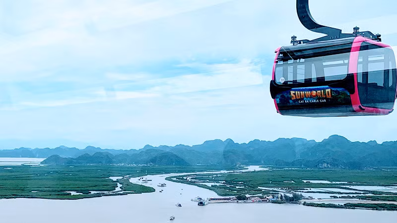 Du khách được khuyến cáo di chuyển ra Cát Bà bằng cáp treo hoặc phương tiện vận tải thủy khác.