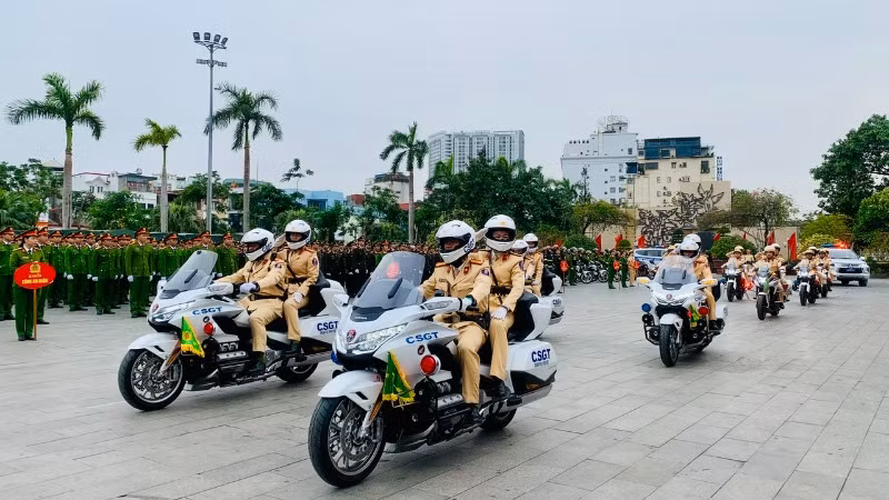 Lực lượng Cảnh sát giao thông ra quân bảo đảm trật tự giao thông.