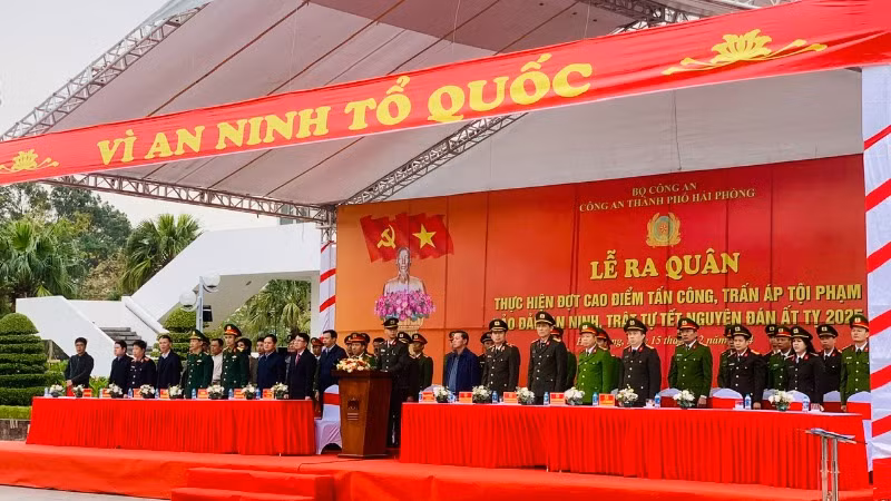 Lãnh đạo Ủy ban nhân dân thành phố Hải Phòng và Công an thành phố chỉ huy lễ ra quân.