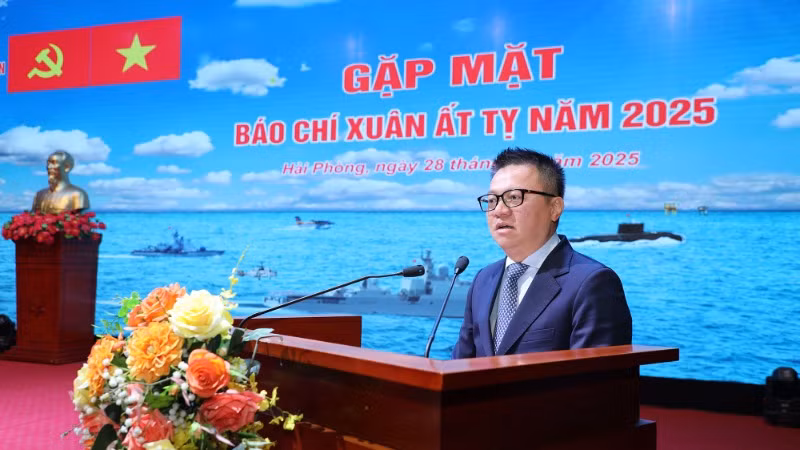 Ủy viên Trung ương Đảng, Tổng Biên tập Báo Nhân Dân, Chủ tịch Hội Nhà báo Việt Nam Lê Quốc Minh phát biểu tại buổi gặp mặt.