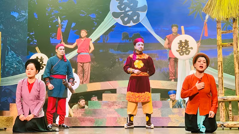 Danh tướng Vũ Chí Thắng (áo xanh bên trái) trong vở diễn "Hào kiệt với giang sơn".