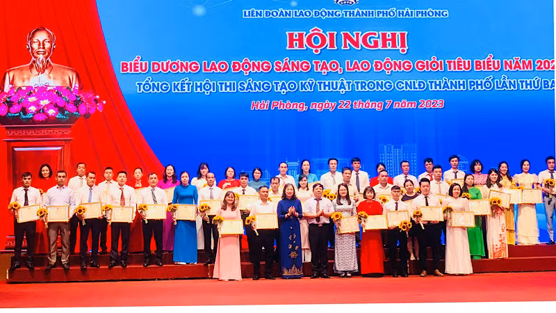 Các gương lao động giỏi tiêu biểu được thành phố Hải Phòng tôn vinh.