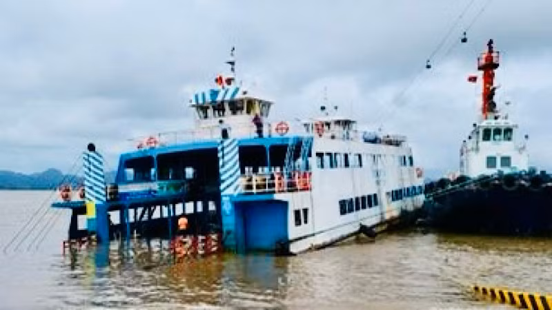 Chiếc phà HP-2735 bị nước tràn gây ngập mũi phà.