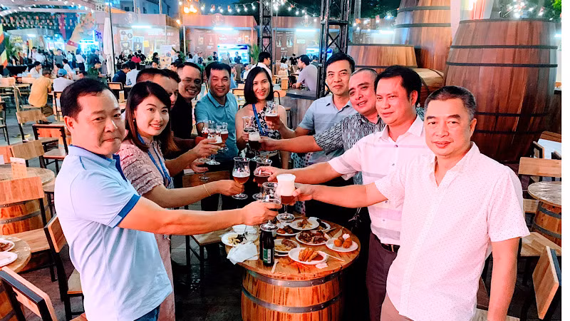 Thưởng thức bia Bỉ.