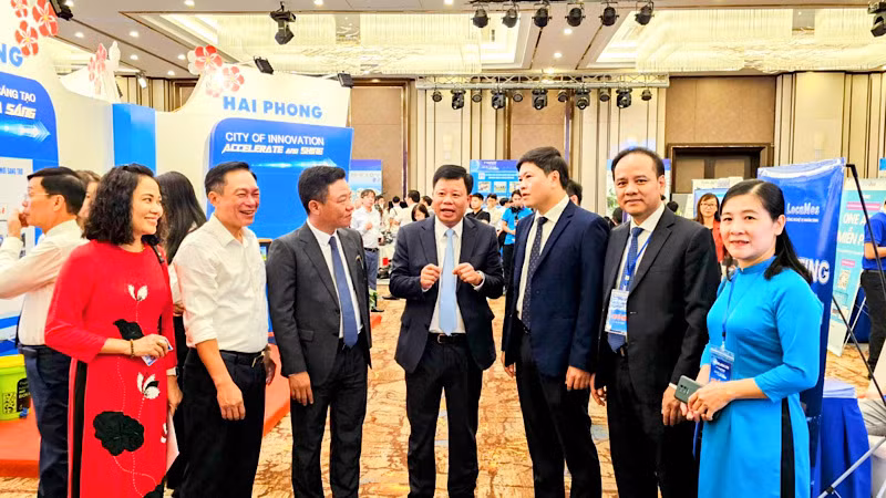 Các đại biểu trao đổi về các sản phẩm đổi mới sáng tạo.