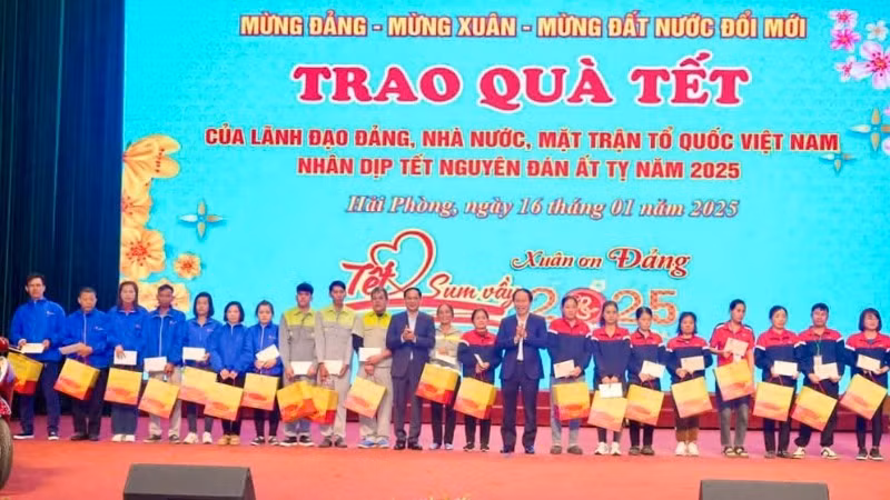 Phó Thủ tướng Chính phủ, Bộ trưởng Ngoại giao Bùi Thanh Sơn cùng lãnh đạo thành phố Hải Phòng trao quà Tết tặng công nhân, lao động có hoàn cảnh khó khăn.