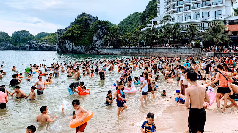 Từ 18 giờ chiều 17/7, các hoạt động vui chơi giải trí trên khu vực biển Hải Phòng phải tạm dừng hoạt động.