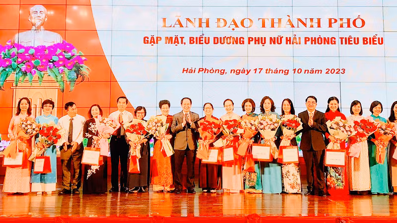 Lãnh đạo thành phố Hải Phòng chúc mừng và tặng hoa các phụ nữ tiêu biểu.