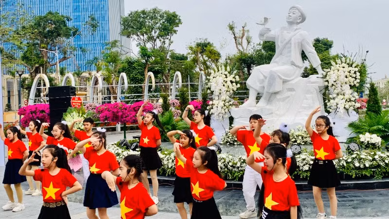 Các em thiếu nhi thành phố Cảng nguyện noi gương và tiếp bước tấm gương anh dũng của Kim Đồng.