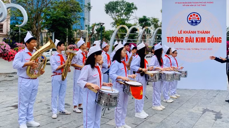 Đội nghi lễ Nhà thiếu nhi thành phố Hải Phòng trong lễ khánh thành tượng đài.