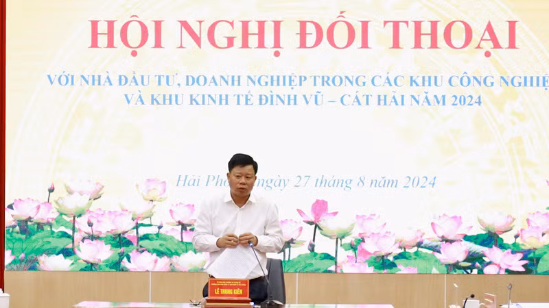 Trưởng Ban Quản lý Khu kinh tế Hải Phòng Lê Trung Kiên trao đổi với các nhà đầu tư, doanh nghiệp tại đối thoại.
