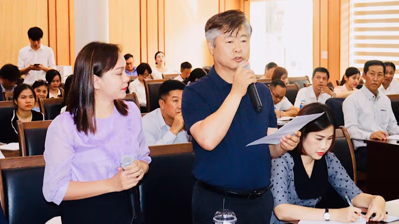 Đại diện doanh nghiệp FDI đầu tư trong khu công nghiệp phát biểu ý kiến.