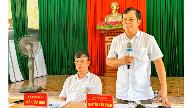 Lãnh đạo huyện Kiến Thụy chủ trì đối thoại với nhân dân xã Đông Phương.