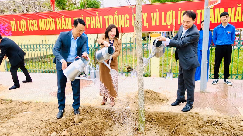 Trồng cây tại huyện Kiến Thụy. (Ảnh: Cổng TTĐT Hải Phòng)