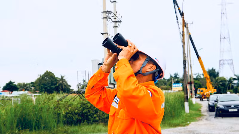 Theo dõi, chỉ đạo kỹ thuật cho công nhân Điện lực Hải Phòng làm việc trên cao.