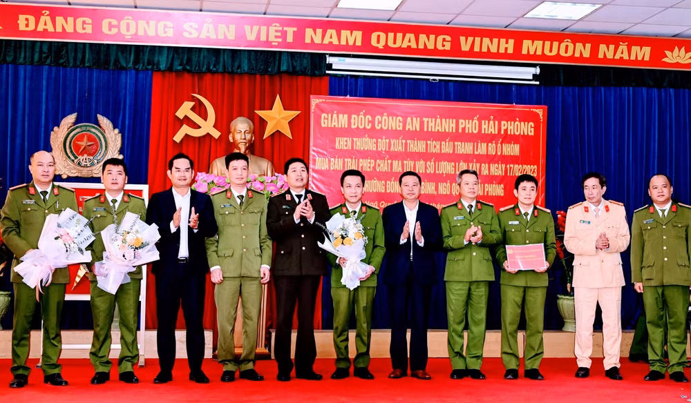 Công an thành phố Hải Phòng và lãnh đạo quận Ngô Quyền khen thưởng đột xuất Công an quận Ngô Quyền về thành tích triệt xóa ổ nhóm mua, bán ma túy số lượng lớn.