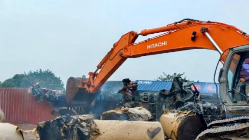 Nỗ lực dập tắt đám cháy còn âm ỉ trong các cuộn giấy.