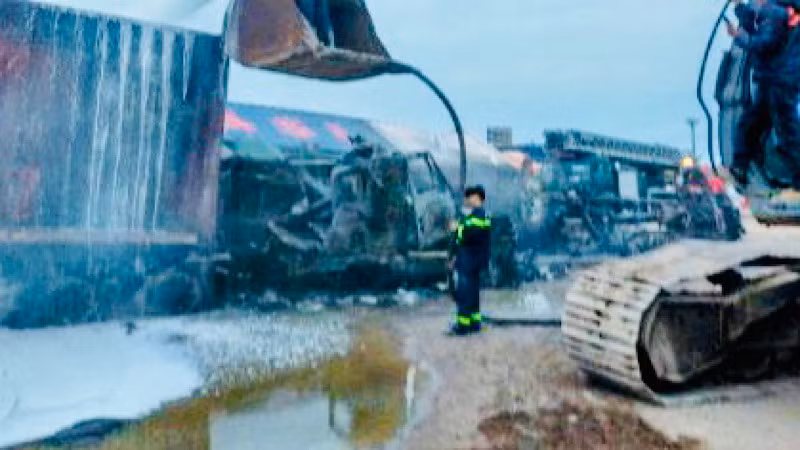 Cứu chữa cháy xe container trong đêm.