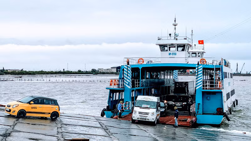 Trong dịp nghỉ lễ 30/4, 1/5 và các ngày cuối tuần, xe con và xe tải bị hạn chế ra đảo Cát Bà qua phà Đồng Bài-Cái Viềng.