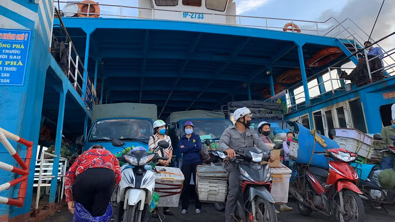 Trong thời gian cao điểm, lượng người và phương tiện khá đông đúc qua phà ra đảo Cát Bà.