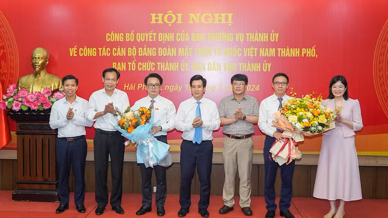 Các đơn vị tặng hoa các cán bộ mới được điều động, bổ nhiệm.