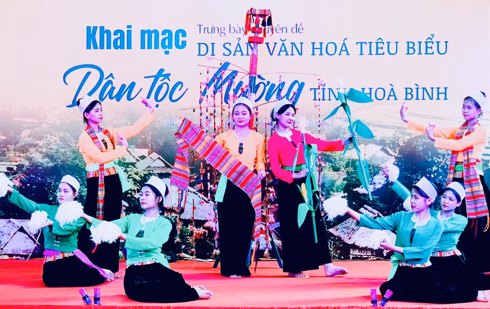 Các tiết mục giới thiệu nét đẹp văn hóa dân tộc Mường.