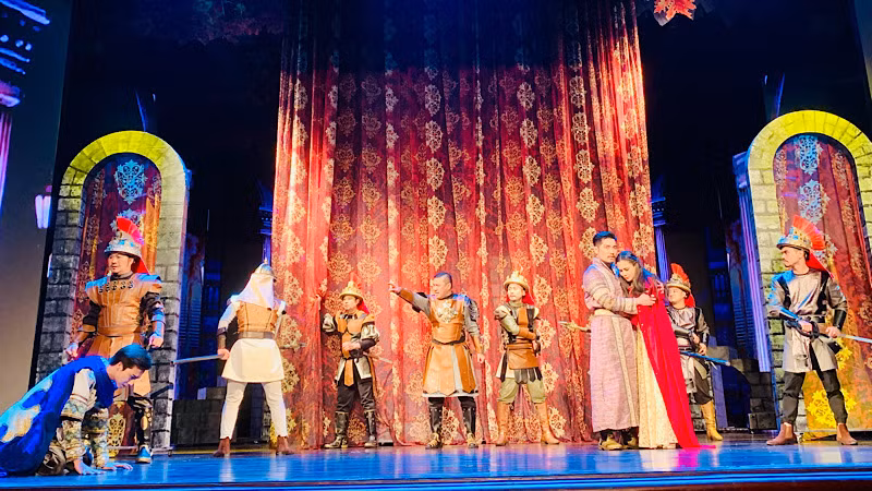 Từ một chiến binh anh hùng, Macbeth đã lún sâu trong tham vọng quyền lực.