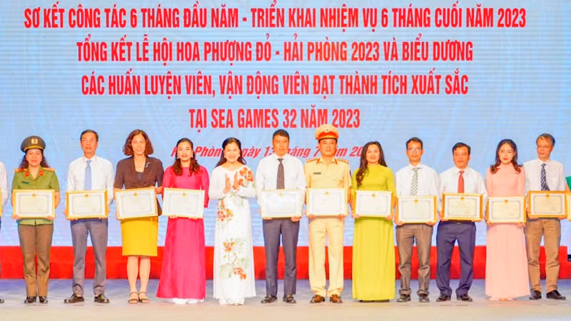 Trao Bằng khen của Chủ tịch Ủy ban nhân dân thành phố Hải Phòng tặng các tập thể có thành tích xuất sắc trong thành công của Lễ hội Hoa phượng đỏ 2023.