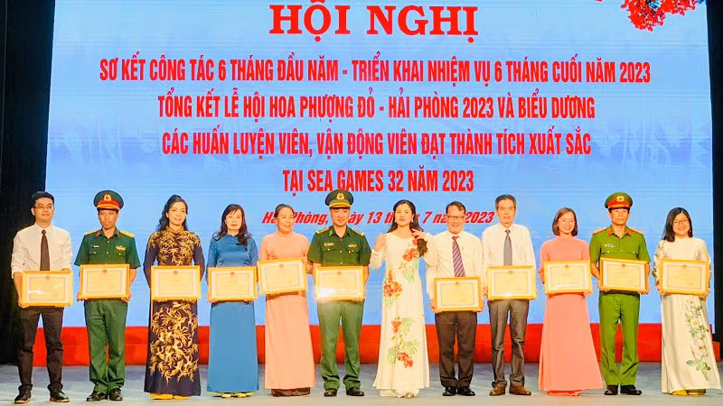 Các cá nhân có thành tích xuất sắc trong Lễ hội Hoa phượng đỏ được khen thưởng.