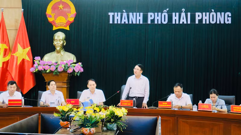 Phó Chủ tịch Ủy ban nhân dân thành phố Hải Phòng Lê Khắc Nam phát biểu chỉ đạo tại cuộc họp phòng, chống sốt xuất huyết của thành phố Hải Phòng.