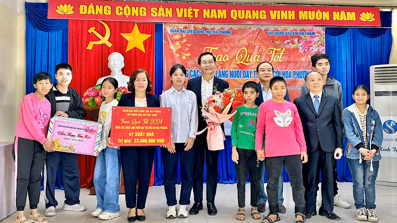 Đại diện lãnh đạo Đoàn Đại biểu Quốc hội thành phố Hải Phòng và Tập đoàn Dầu khí Việt Nam trao quà Tết tặng các cháu Làng Nuôi dạy trẻ mồ côi Hoa Phượng.