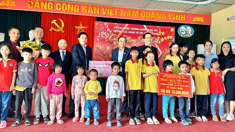 Trao quà tặng các cháu đang được nuôi dưỡng tại Trường Lao động xã hội Thanh Xuân.