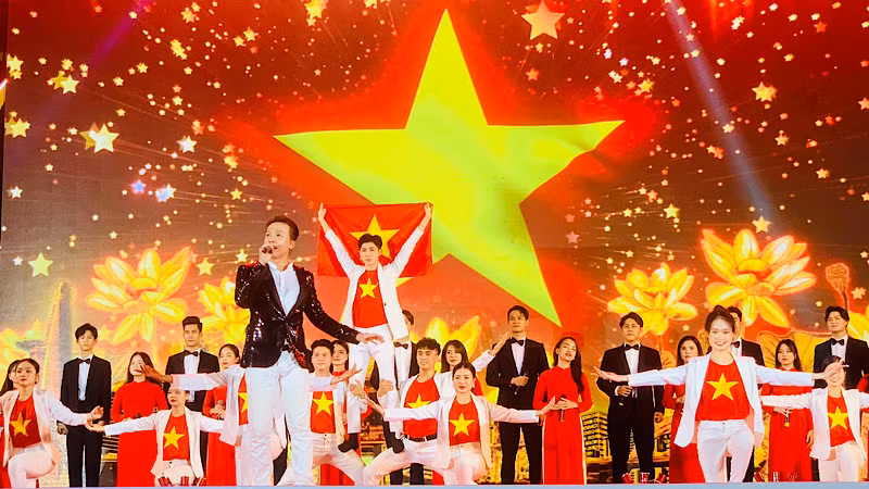 Chương trình "Giai điệu tự hào" sôi động tại Quảng trường Nhà hát thành phố Hải Phòng.