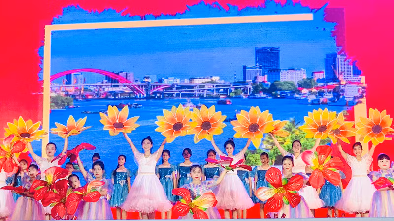 Những bài ca về thành phố Cảng đầy sức sống đang vươn lên mạnh mẽ. Những bài ca về thành phố Cảng đầy sức sống đang vươn lên mạnh mẽ.