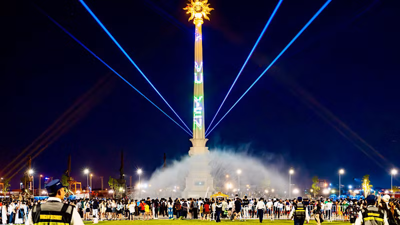 Quảng trường Hoàng gia châu Âu hấp dẫn đông đảo du khách.