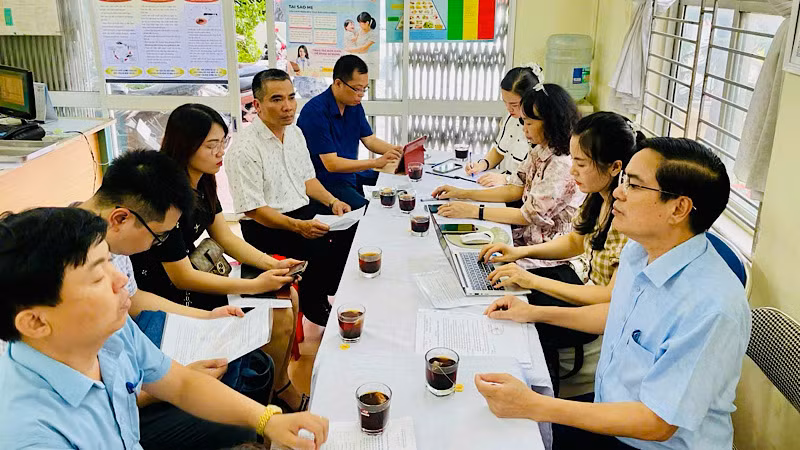 Lãnh đạo Sở Y tế Hải Phòng kiểm tra công tác triển khai phòng, chống sốt xuất huyết tại các địa phương. (Ảnh: haiphong.gov.vn)