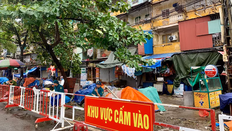 Khu nhà A7 bị nghiêng do bão cực kỳ nguy hiểm được phong tỏa tuyệt đối.