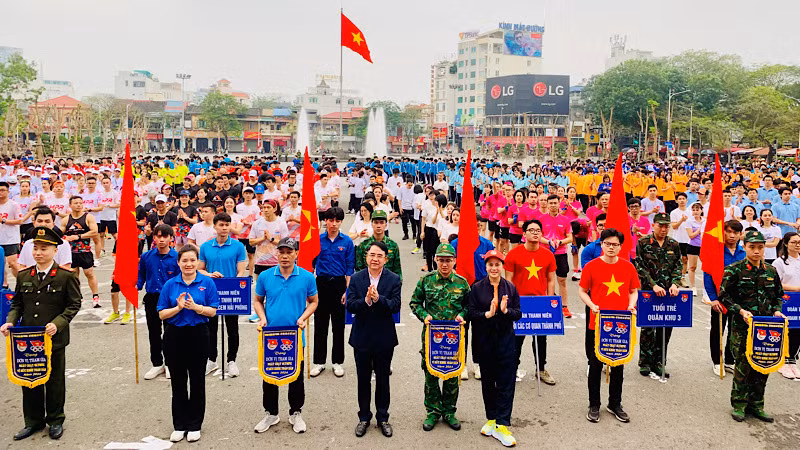 Lãnh đạo thành phố Hải Phòng và các ngành trao cờ lưu niệm tặng các đoàn tham gia.