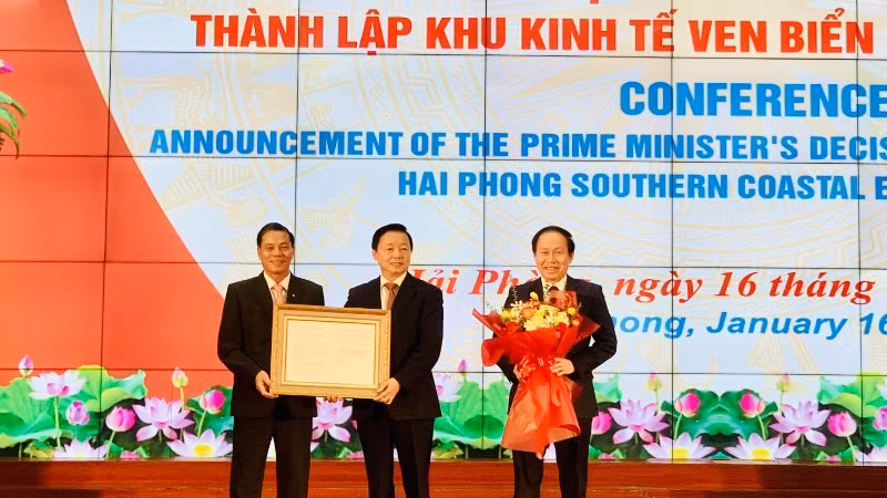 Phó Thủ tướng Chính phủ Trần Hồng Hà trao Quyết định của Thủ tướng Chính phủ thành lập Khu Kinh tế ven biển phía nam Hải Phòng.