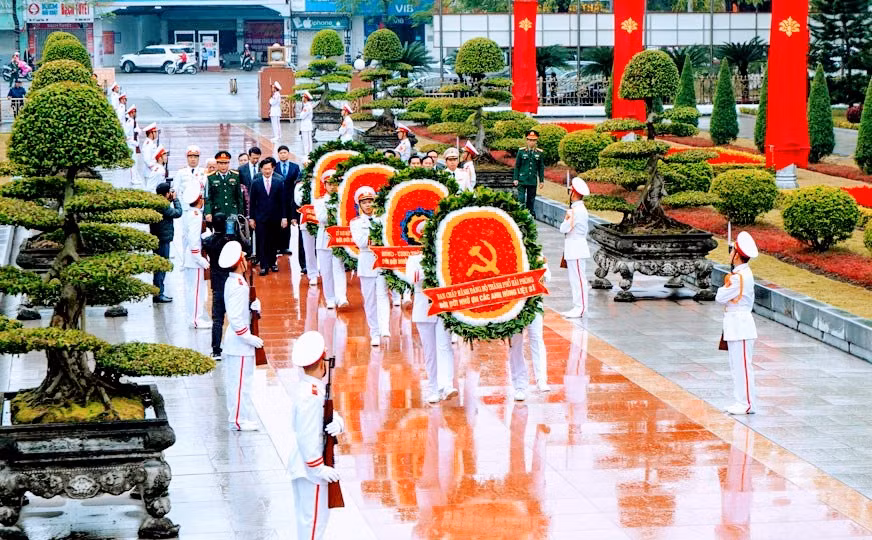 Lãnh đạo thành phố dâng hương tưởng niệm tại Đài tưởng niệm các Anh hùng liệt sĩ thành phố.