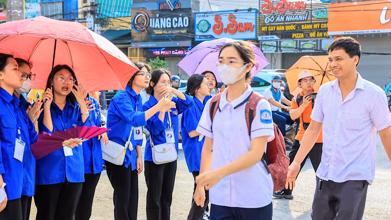 Các thí sinh phấn khởi hoàn thành ngày thi đầu tiên.