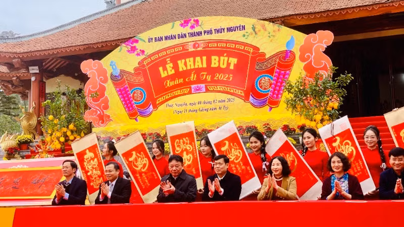 Lãnh đạo thành phố Hải Phòng và thành phố Thủy Nguyên tham gia khai bút đầu Xuân.