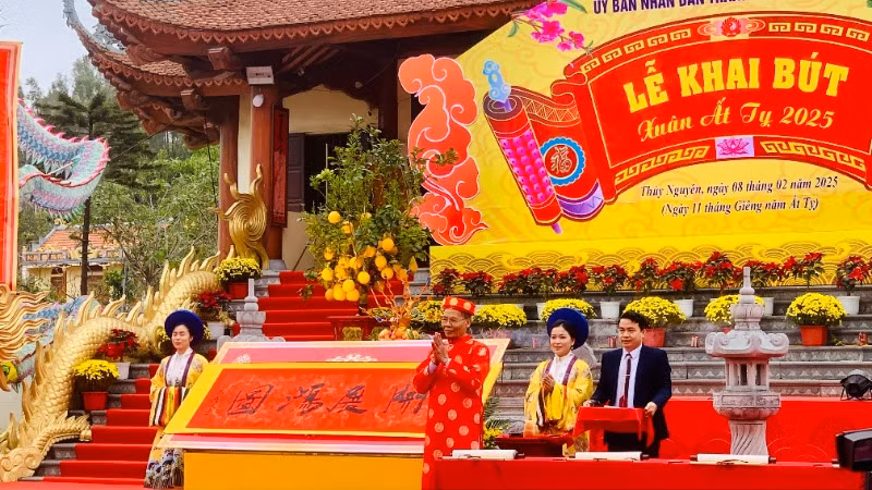 Nhà thư pháp Lê Anh Châu khai bút với bức đại tự “Khai triển hồng đồ”- mở đầu cho tương lai phát triển tươi sáng và rực rỡ của thành phố mới Thủy Nguyên trong kỷ nguyên mới.